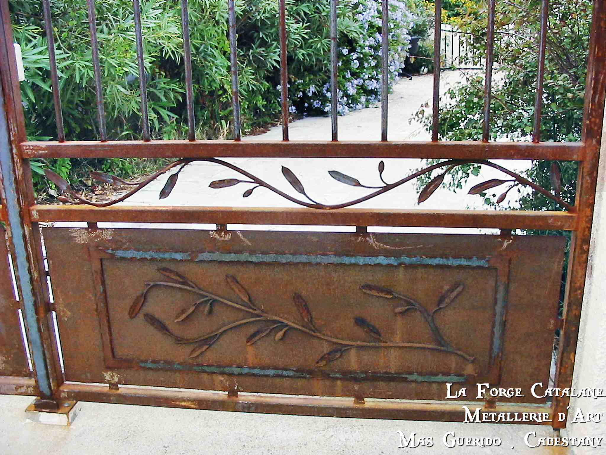 Portail soubassement tole cintre chapeau gendarme vegetal provencal olivier 2.jpg